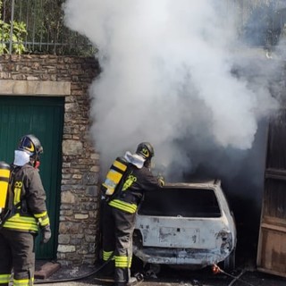 Auto in fiamme in un box ad Andora: intervento dei vigili del fuoco (FOTO)