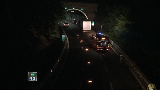 Camion sbanda e perde carico sull'A10 tra Albisola e Celle (foto e video) Camion sbanda e perde carico sull'A10 tra Albisola e Celle (foto e video)