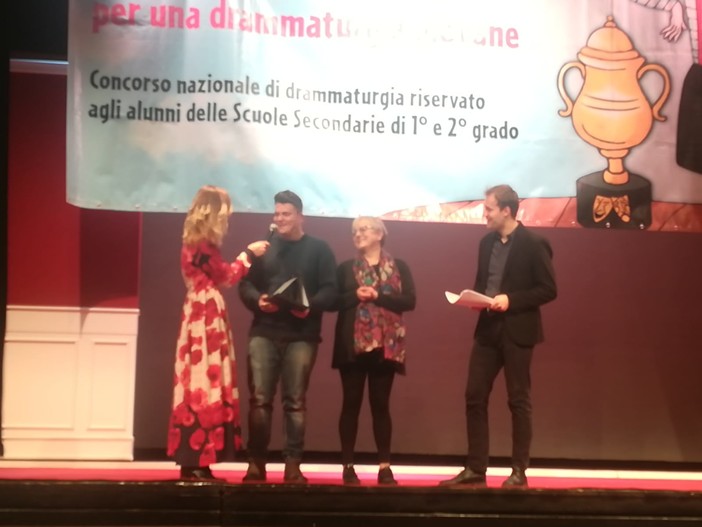 Michele Pella ex studente del Liceo Calasanzio di Carcare premiato al concorso “Michele Mazzella per una drammaturgia giovane” Michele Pella ex studente del Liceo Calasanzio di Carcare premiato al concorso “Michele Mazzella per una drammaturgia giovane”