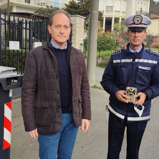 Andora, caccia ai trasfertisti della spazzatura: alcuni colti sul fatto e identificati