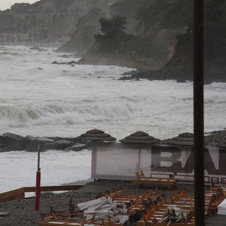 Alassio: ennesima mareggiata cancella il Baba Beach (foto)