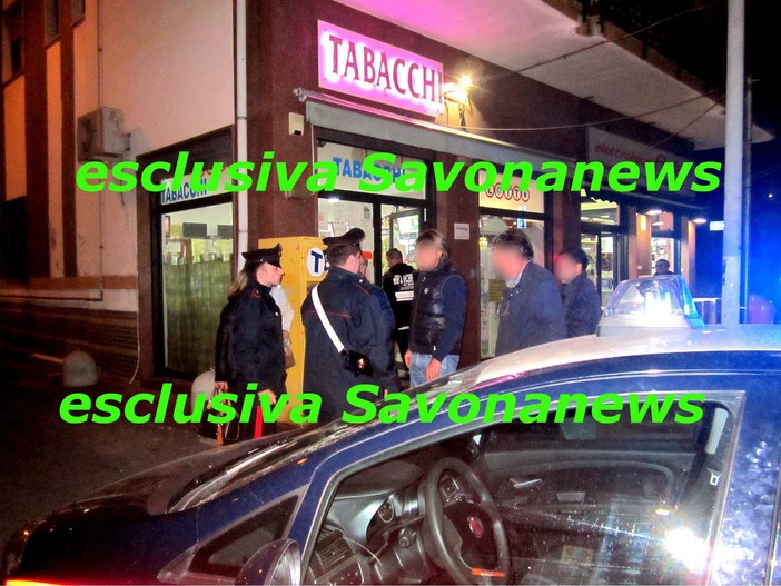 Rapinatore "sprovveduto" a Loano: gli casca il caricatore e scappa