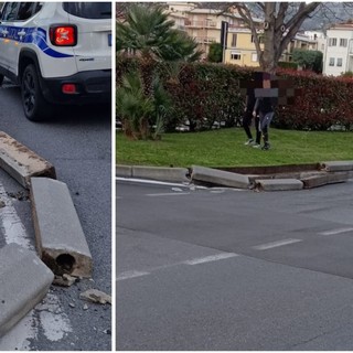 Pietra Ligure, auto finisce contro il cordolo di un'aiuola in via Borro: danni ma nessun ferito