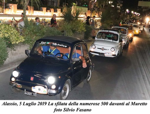 Romanticismo e nostalgia ad Alassio con le Fiat 500 e la ex Miss Muretto