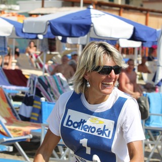 Alassio: sci di fondo in spiaggia con Stefania Belmondo, foto e video