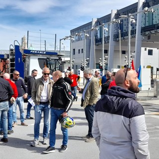 Infortunio sul lavoro al porto di Vado, presidio di Cgil, Cisl e Uil: "L'Autorità di sistema convochi un incontro sulla sicurezza"