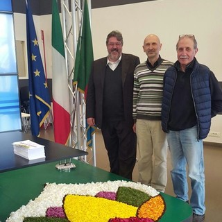 Gli infioratori di Ranzi a Genova. Commenta orgoglioso Vaccarezza: "Questa è #lamialiguria!"