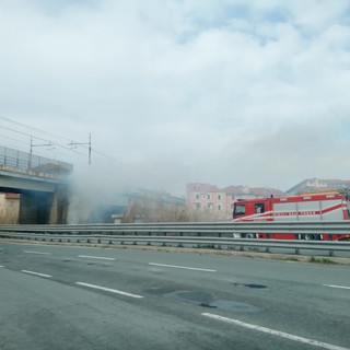 Incendio di sterpaglie vicino alla strada di scorrimento Vado-Savona