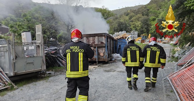 Incendio a Stella: in fiamme un cassone di materiale edile (FOTO)