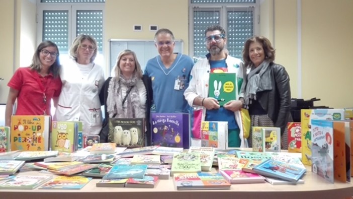 La &quot;Giunti al punto&quot; stazione di Savona dona 385 libri alla Pediatria del S.Paolo