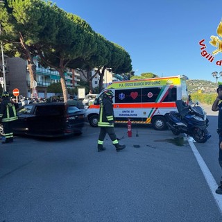 Spotorno, incidente tra auto e scooter sul lungomare: un ferito trasportato in ospedale Spotorno, incidente tra auto e scooter sul lungomare: un ferito trasportato in ospedale