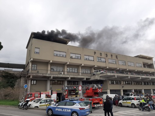 Savona, in fiamme il palazzo delle Poste in piazza Aldo Moro: intervento dei Vigili del Fuoco (FOTO e VIDEO) Savona, in fiamme il palazzo delle Poste in piazza Aldo Moro: intervento dei Vigili del Fuoco (FOTO e VIDEO)