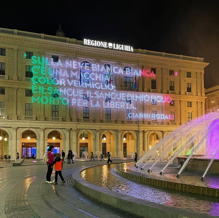 Il palazzo della Regione Liguria illuminato per celebrare il 25 Aprile Il palazzo della Regione Liguria illuminato per celebrare il 25 Aprile
