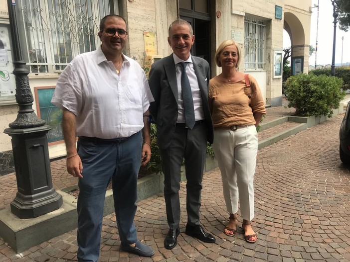Albissola, il Sottosegretario Costa in visita istituzionale: incontro con gli assessori Silvestro e Tomaghelli