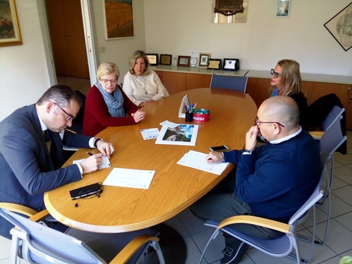 Si concretizza la realizzione dell'ufficio informazione ed accoglienza turistica del comprensorio della Val Varatella