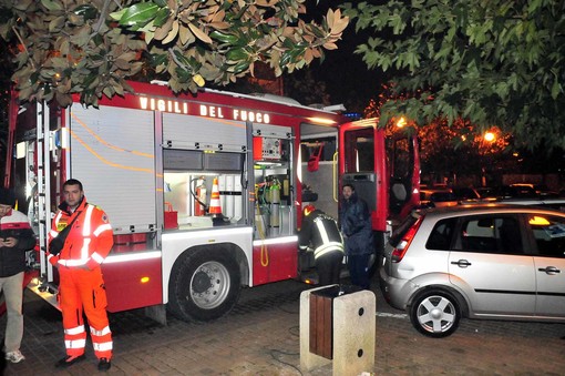 Pietra: a fuoco un supermercato, venti persone in strada una intossicata (foto)