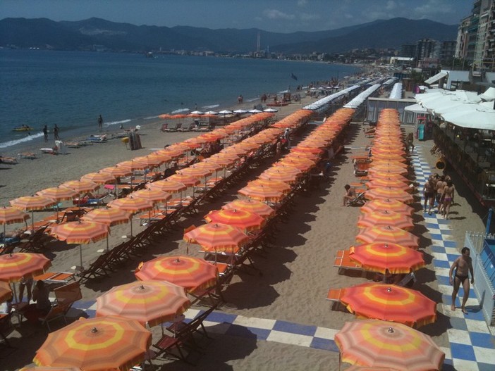 Savona: estate, spiagge gremite per primo weekend di giugno Savona: estate, spiagge gremite per primo weekend di giugno