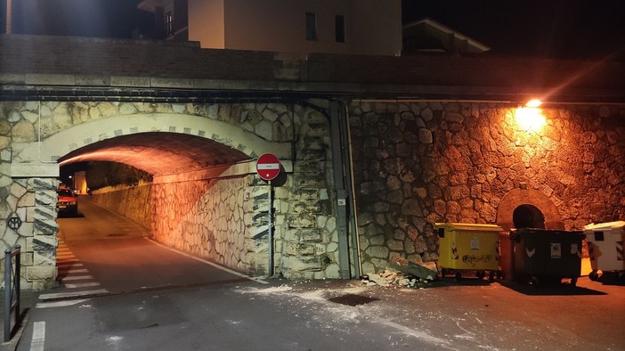 Pietra, cede parte del parapetto della via Aurelia: intervento dei vigili del fuoco (FOTO)