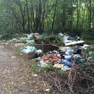 A Cairo Montenotte bosco trasformato in una discarica a cielo aperto