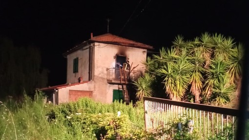 Ceriale, incendio all'interno di un edificio apparentemente abbandonato: intervento dei Vigili del Fuoco (FOTO) Ceriale, incendio all'interno di un edificio apparentemente abbandonato: intervento dei Vigili del Fuoco (FOTO)