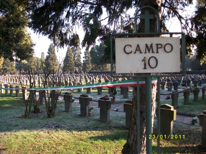 Una visita dovuta ad un cimitero, per posare un fiore, incaricato da una madre Una visita dovuta ad un cimitero, per posare un fiore, incaricato da una madre