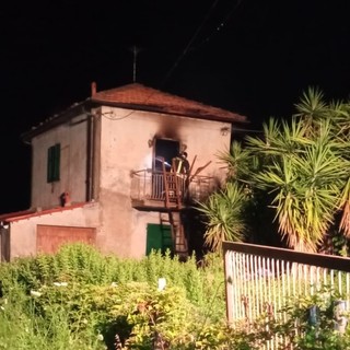 Ceriale, incendio all'interno di un edificio apparentemente abbandonato: intervento dei Vigili del Fuoco (FOTO)