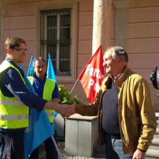 Sciopero e protesta degli spazzini davanti al Comune di Ceriale, Dabove (Cgil):"Aimeri da tempo non versa fondi pensioni integrative"