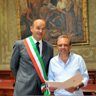 Da 60 anni sempre in vacanza a Finale Ligure: il sindaco premia il dott. Luciano Buscaglione