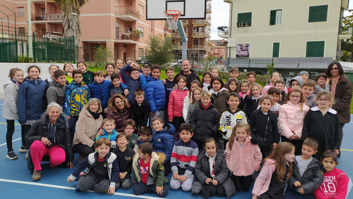 Andora, il nuovo campo da basket delle scuole di via Cavour aperto alla cittadinanza dopo l'orario scolastico