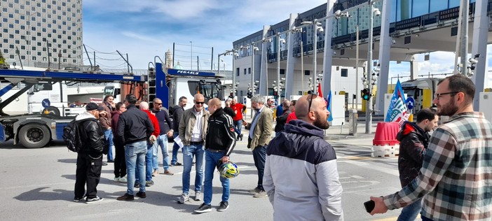 Infortunio sul lavoro al porto di Vado, presidio di Cgil, Cisl e Uil: "L'Autorità di sistema convochi un incontro sulla sicurezza"
