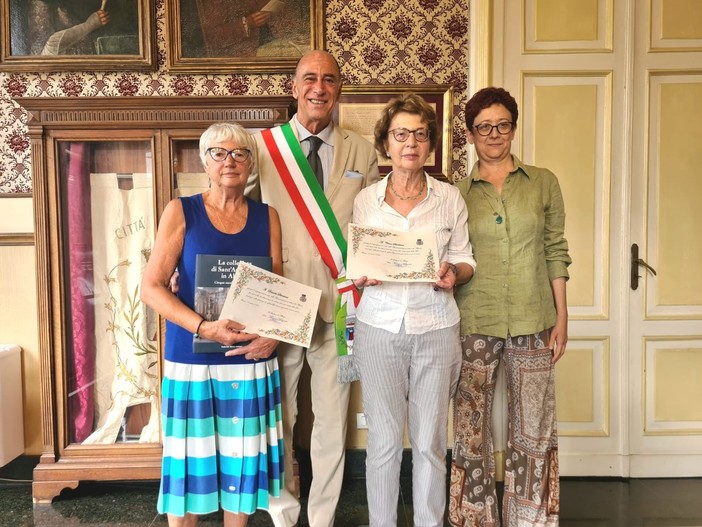 Alassio premia Clara e Daniela Silvestrini, turiste fedeli da ben 70 anni Alassio premia Clara e Daniela Silvestrini, turiste fedeli da ben 70 anni