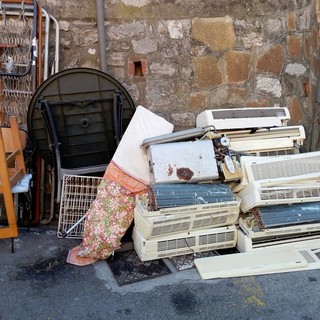 Rifiuti abbandonati nel centro di Finale, il sindaco: "Individuato il responsabile di questo gesto di inciviltà"