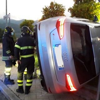 Albenga: perde il controllo dell'auto, si ribalta e scappa lasciando sul posto i passeggeri