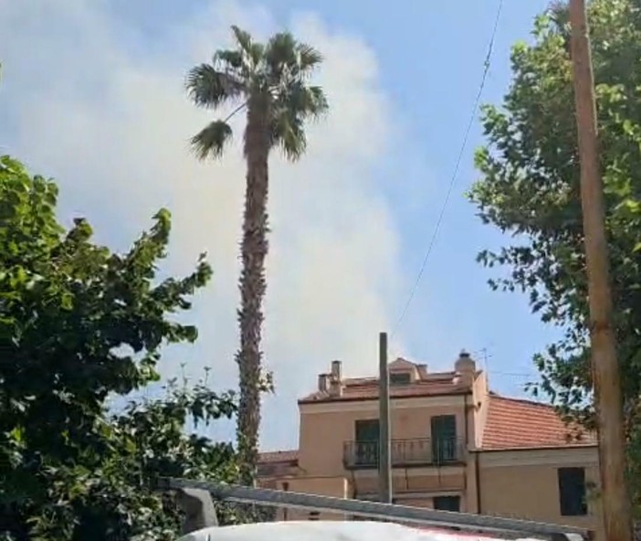 Mansarda in fiamme in centro a Loano, una persona trasportata in codice giallo al Santa Corona Mansarda in fiamme in centro a Loano, una persona trasportata in codice giallo al Santa Corona