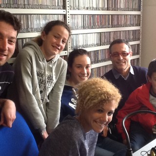 da sinistra Simone Maggi, Martina, Francesca Fresia, Renato Marchelli, Pietro e in basso Emanuela Guerra