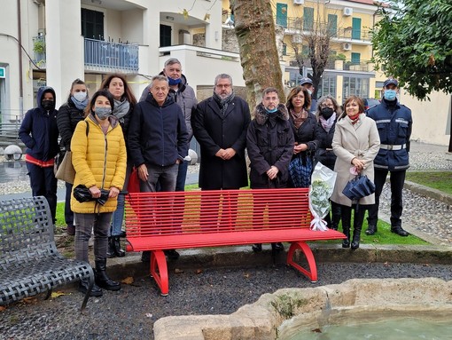 Giornata internazionale contro la violenza sulle donne, a Loano inaugurata una nuova panchina rossa nei pressi di Palazzo Doria Giornata internazionale contro la violenza sulle donne, a Loano inaugurata una nuova panchina rossa nei pressi di Palazzo Doria