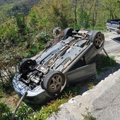 Incidente a Vezzi Portio, auto si ribalta in una strettoia: illesa una coppia di anziani