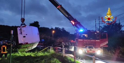 Vado, furgone perde il controllo e si ribalta fuori strada in via Ciocchi: soccorsi mobilitati (FOTO) Vado, furgone perde il controllo e si ribalta fuori strada in via Ciocchi: soccorsi mobilitati (FOTO)