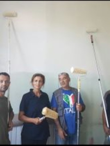 Leca d'Albenga, i genitori tinteggiano le aule delle scuole medie