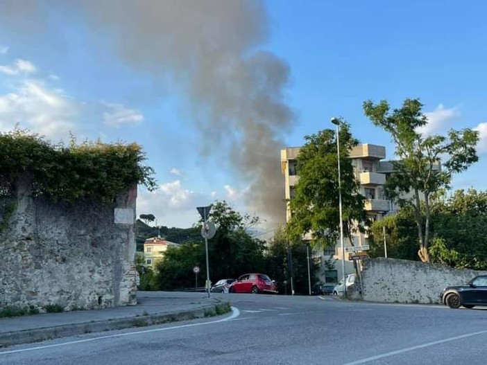 Savona, baracca e sterpaglie a fuoco in via Moizo: soccorsi in atto (FOTO e VIDEO) Savona, baracca e sterpaglie a fuoco in via Moizo: soccorsi in atto (FOTO e VIDEO)