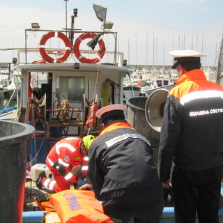 Peschereccio a fuoco, un ferito a bordo ad Andora, ma era un'esercitazione