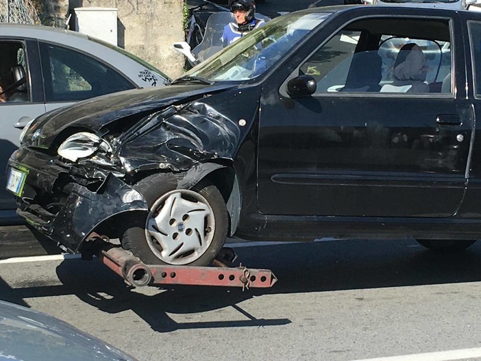 Incidente all'incrocio per l'Ospedale San Paolo a Savona (FOTO) Incidente all'incrocio per l'Ospedale San Paolo a Savona (FOTO)