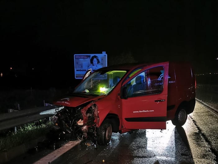 Borghetto, furgone si schianta contro il guard-rail: due feriti al Santa Corona Borghetto, furgone si schianta contro il guard-rail: due feriti al Santa Corona