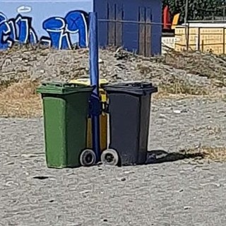 Albenga, ripuliti i cassonetti nella spiaggia di Vadino