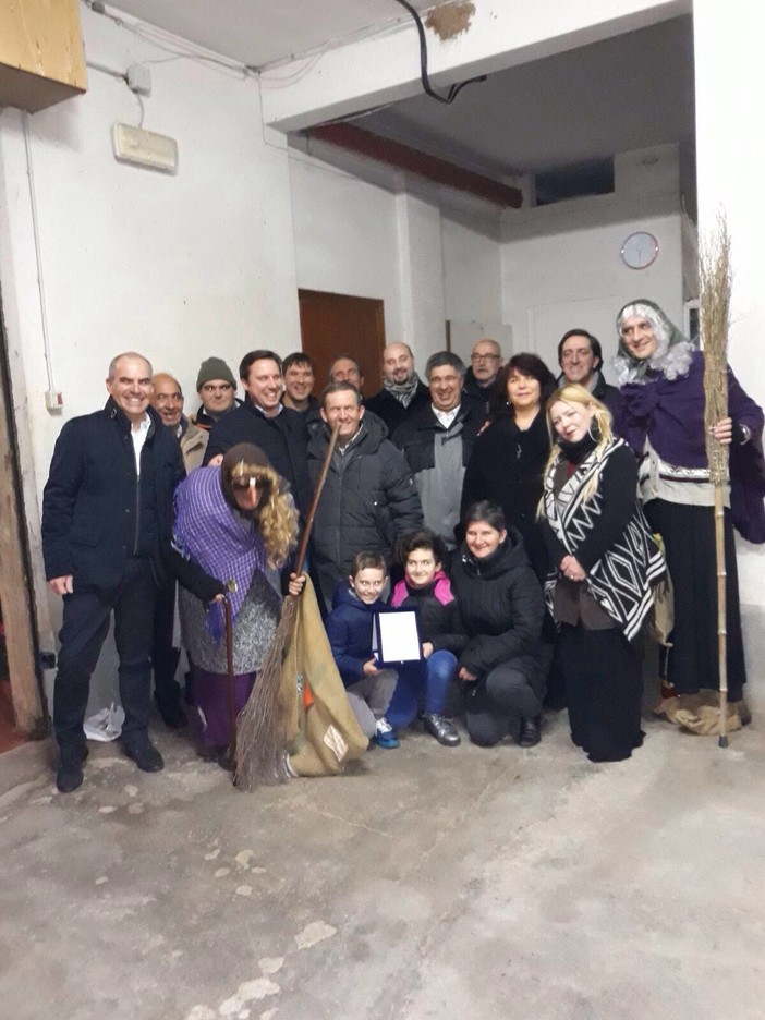 Albenga, il sindaco consegna un riconoscimento al presepe della famiglia Vallarino Albenga, il sindaco consegna un riconoscimento al presepe della famiglia Vallarino