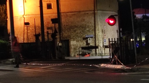 Loano, post partita movimentato: abbattuta la sbarra del passaggio a livello tra la via Aurelia e viale Libia (FOTO) Loano, post partita movimentato: abbattuta la sbarra del passaggio a livello tra la via Aurelia e viale Libia (FOTO)