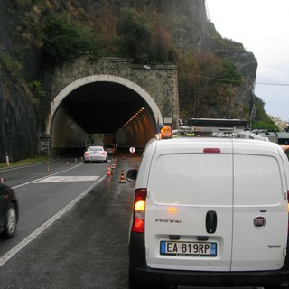 Savona: rischio frana in Galleria Valloria, si viaggia su un'unica corsia (foto)