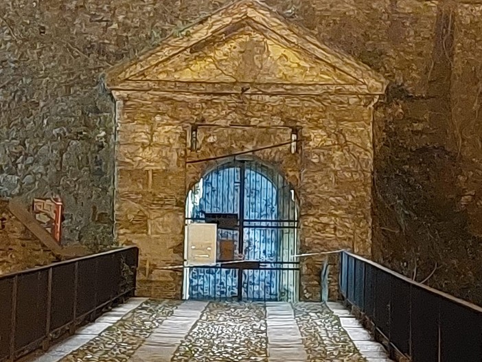 Distacco di pietre, chiuso per precauzione l'ingresso principale del Priamar Distacco di pietre, chiuso per precauzione l'ingresso principale del Priamar