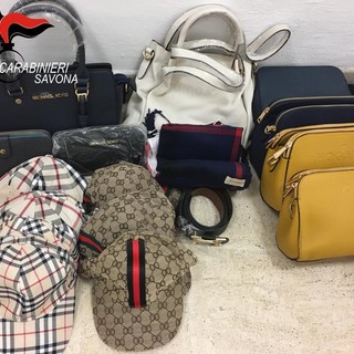 Abbigliamento contraffatto e banconote false: scattano le manette per un commerciante di Ceriale