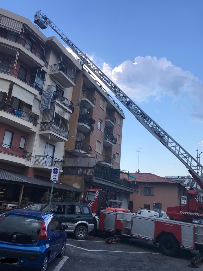Albenga: incendio alla canna fumaria dell'angusteria di Vadino, intervento dei vigili del fuoco